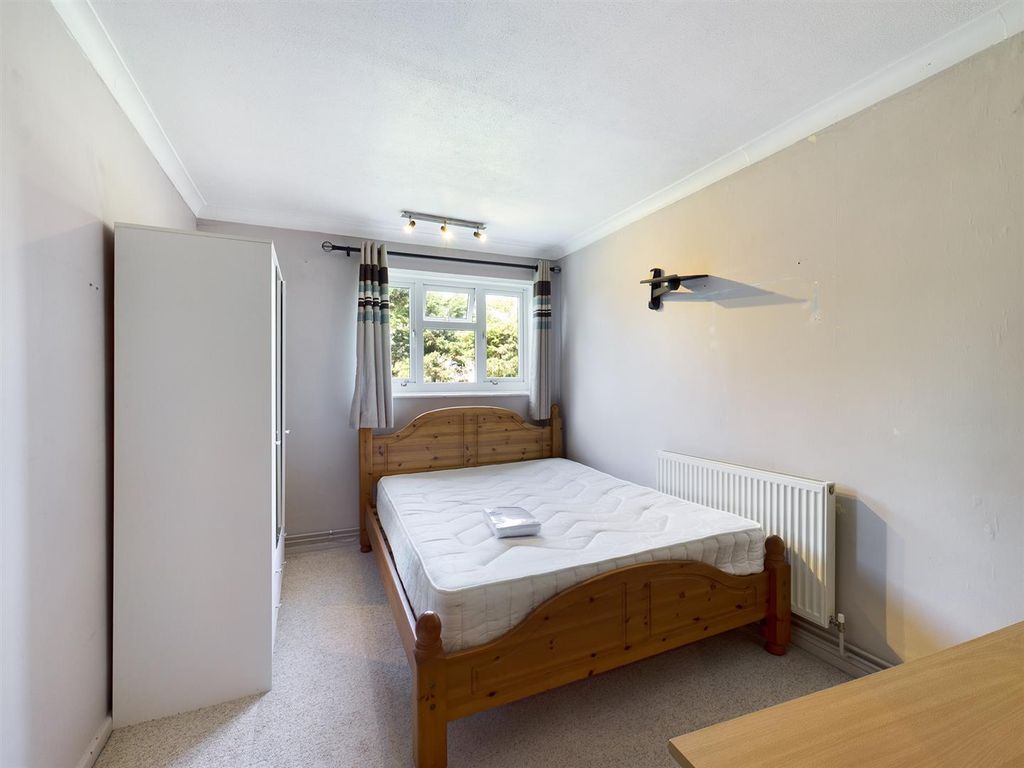 2 bed flat for sale in Horton Road, Brighton BN1, £235,000