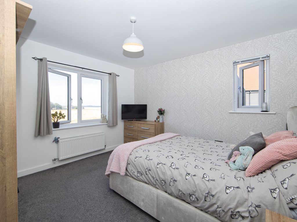 2 bed flat for sale in Roman Way, Margate CT9, £215,000