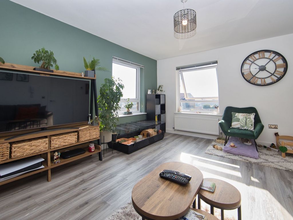 2 bed flat for sale in Roman Way, Margate CT9, £215,000