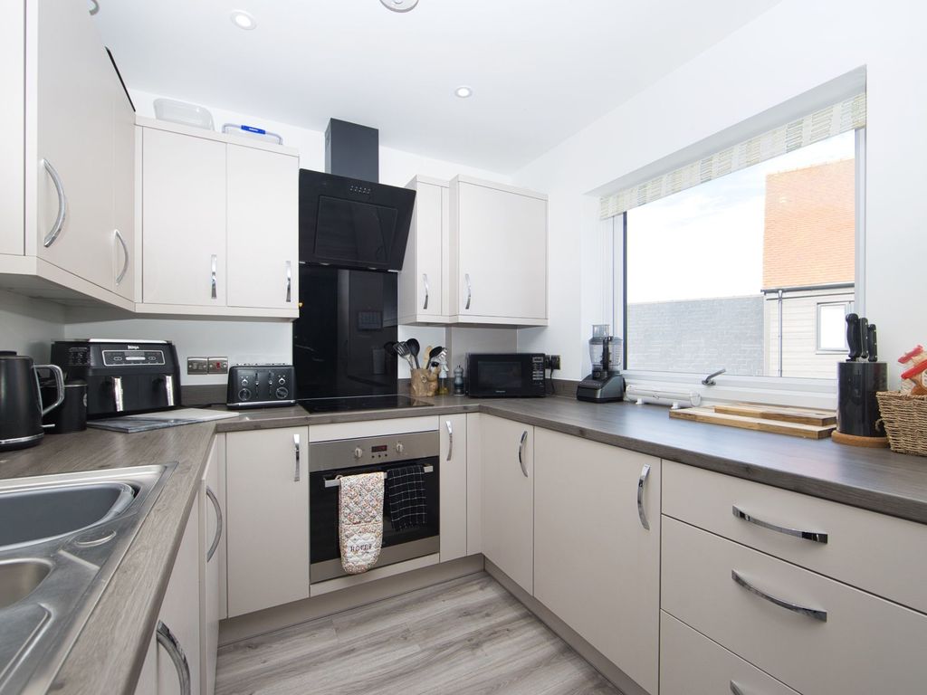 2 bed flat for sale in Roman Way, Margate CT9, £215,000