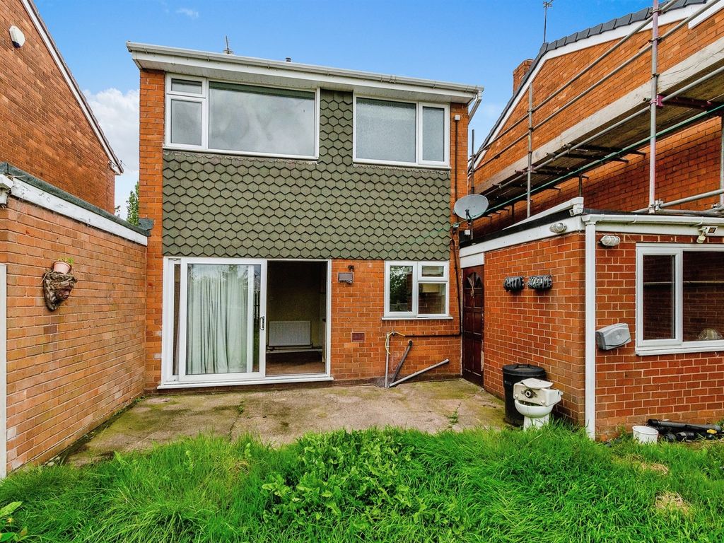 3 bed detached house for sale in Stonehouse Avenue, Willenhall WV13, £190,000