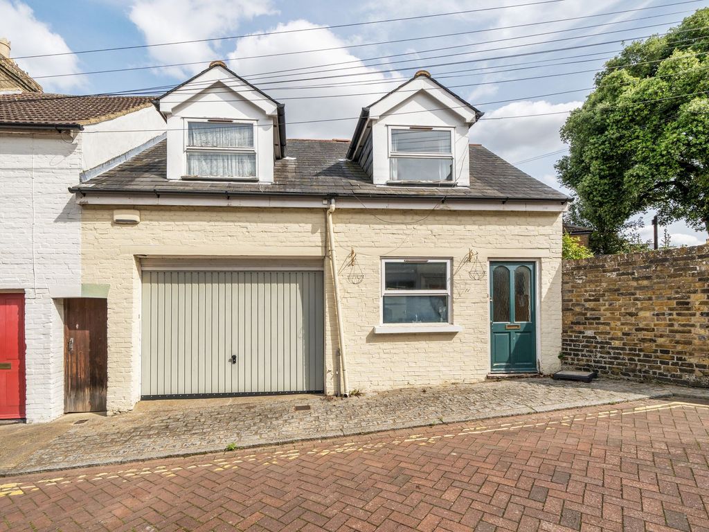 2 bed end terrace house for sale in Fielding Street, Faversham ME13, £275,000