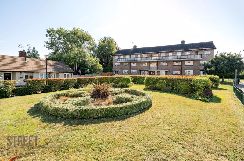 1 bed flat for sale in Durham Avenue, Gidea Park RM2, £220,000