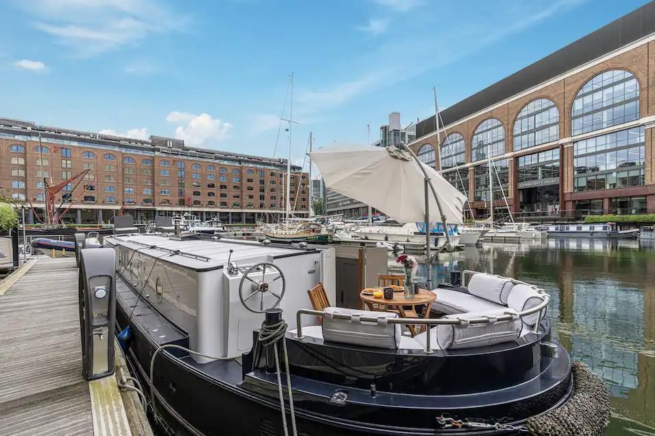 2 bed houseboat for sale in St Katharines Dock, Wapping E1W, £250,000