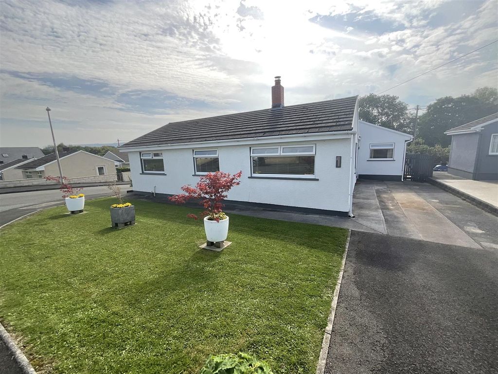 3 bed detached bungalow for sale in Maes Yr Haf, Ammanford SA18, £275,000