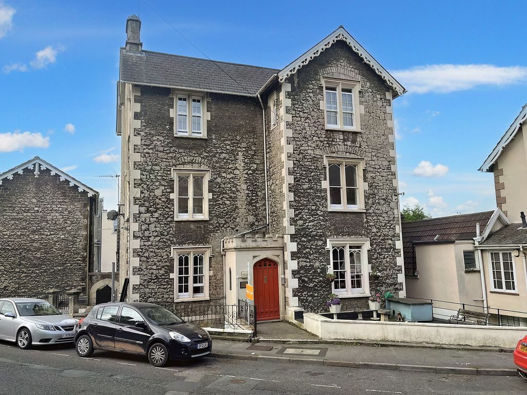 2 bed flat for sale in Upper Church Road, Weston-Super-Mare, North Somerset. BS23, £140,000