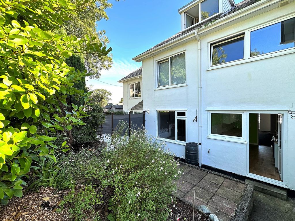 2 bed flat for sale in North Parade, Falmouth TR11, £225,000