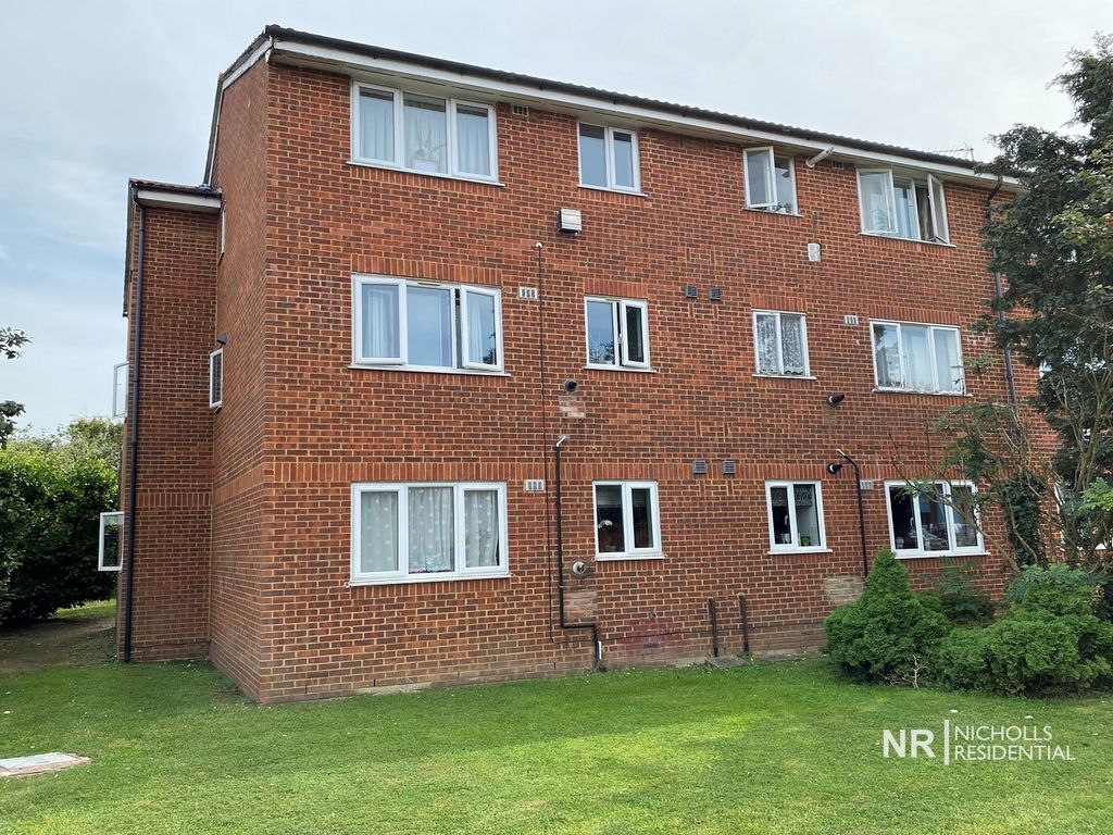 1 bed flat for sale in Ranyard Close, Chessington, Surrey KT9, £235,000