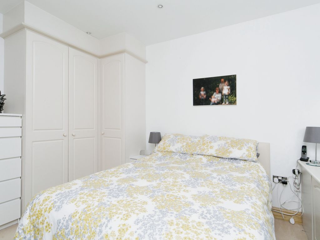 2 bed flat for sale in Foregate Street, Chester, Cheshire CH1, £200,000