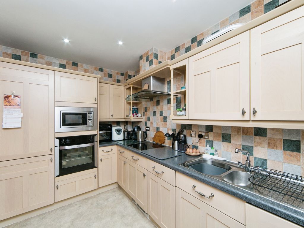 2 bed flat for sale in Foregate Street, Chester, Cheshire CH1, £200,000