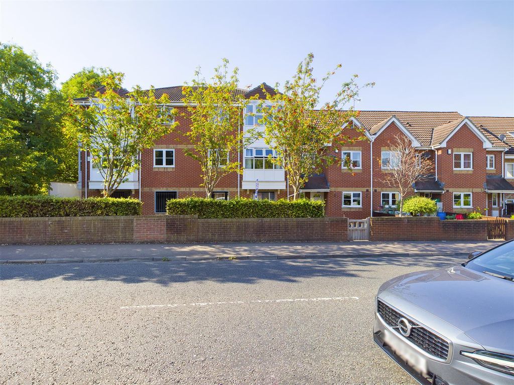 2 bed flat for sale in Blackhorse Close, Downend, Bristol BS16, £230,000