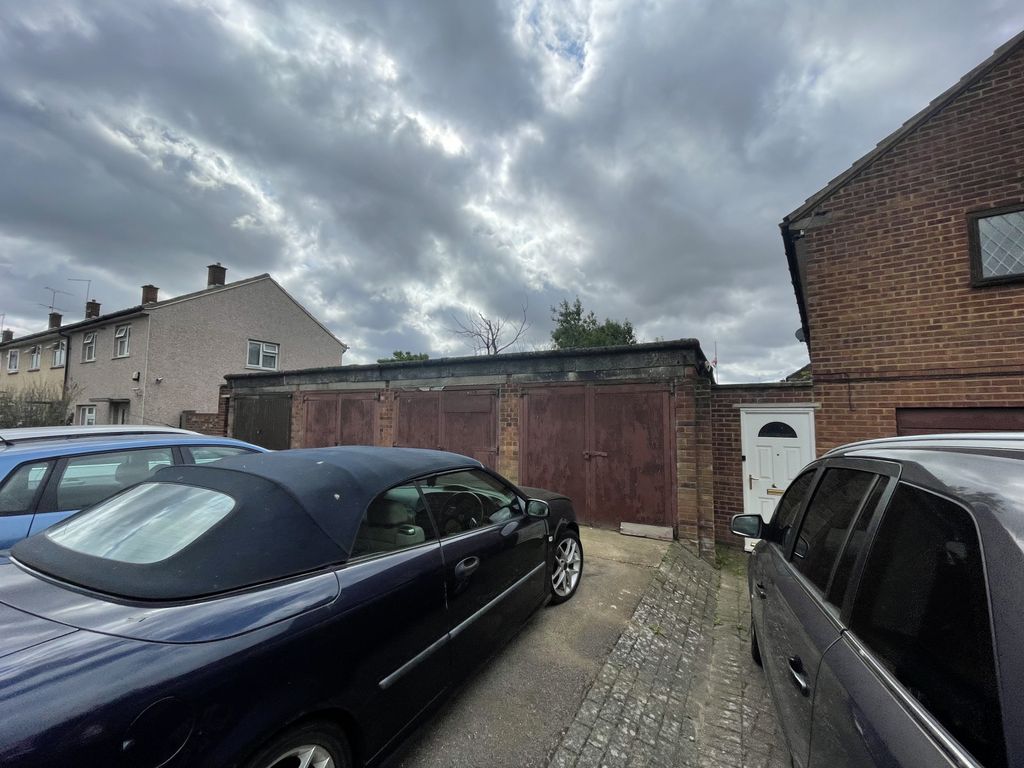 Land for sale in Tomlinson Avenue, Luton LU4, £500,000