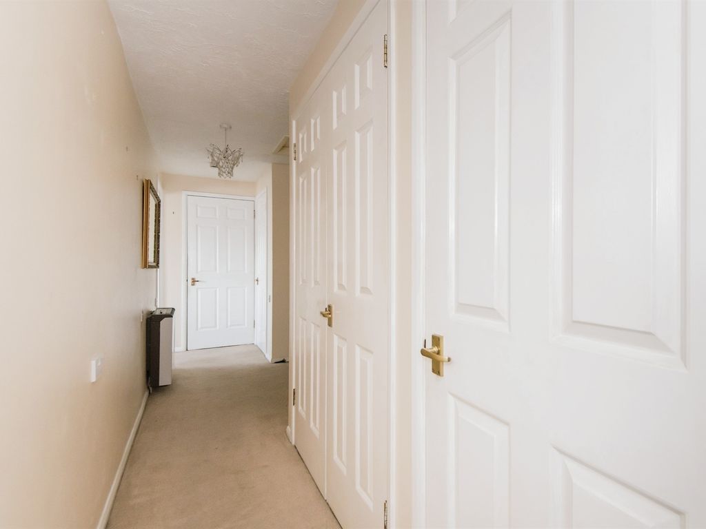 1 bed flat for sale in Sherwood Close, Southampton SO16, £80,000