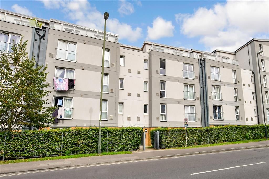 1 bed flat for sale in West Green Drive, West Green, Crawley, West Sussex RH11, £210,000