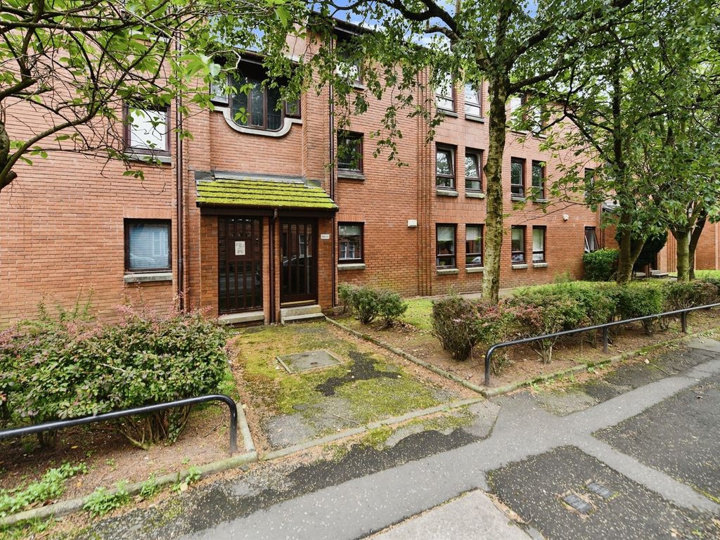 2 bed flat for sale in Budhill Avenue, Glasgow G32, £65,000