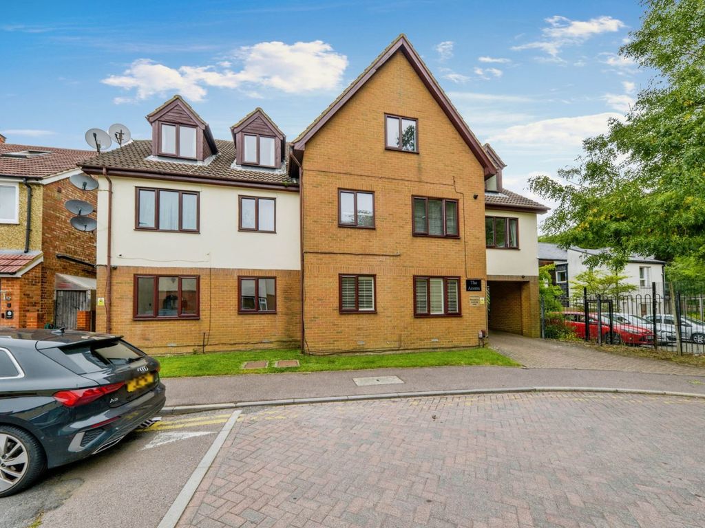 1 bed flat for sale in The Acorns, St. Albans AL4, £249,995