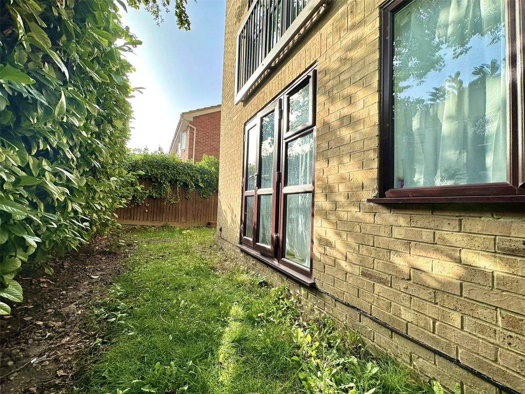 1 bed flat for sale in Parr Court, Manor Road, Swanscombe DA10, £170,000