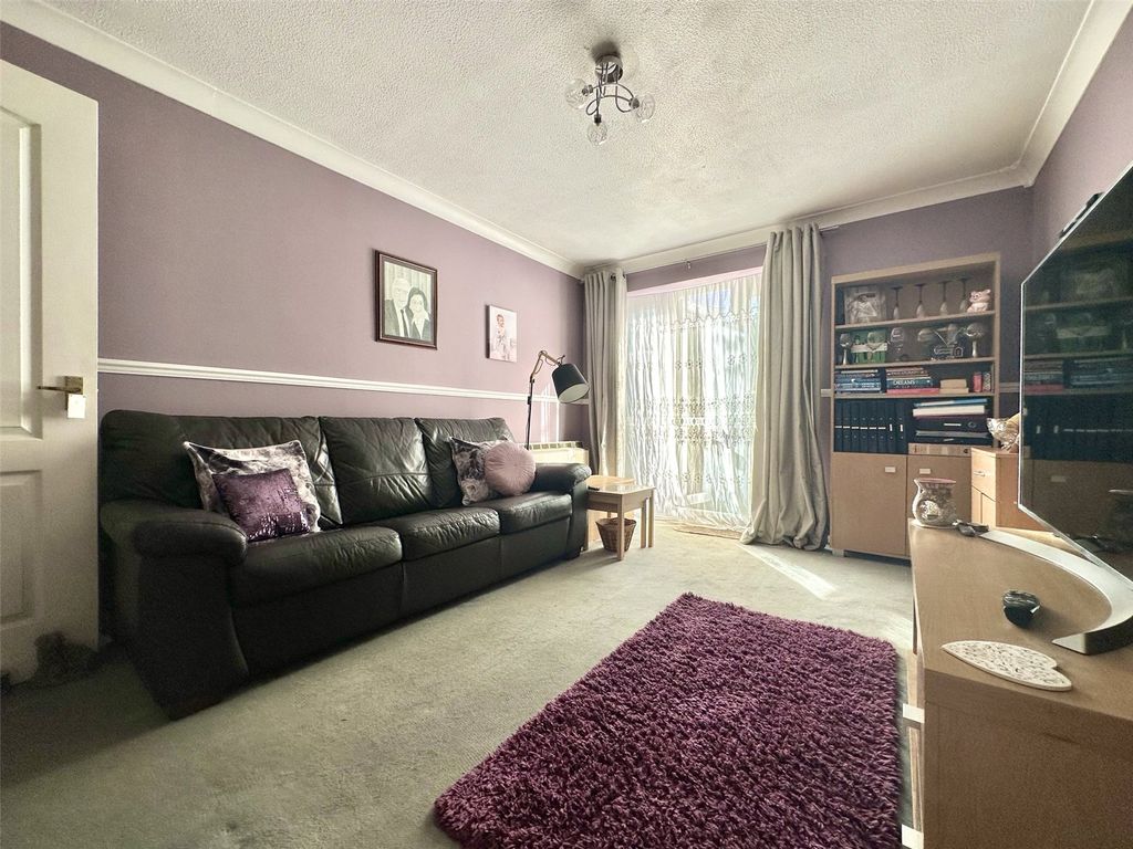 1 bed flat for sale in Parr Court, Manor Road, Swanscombe DA10, £170,000