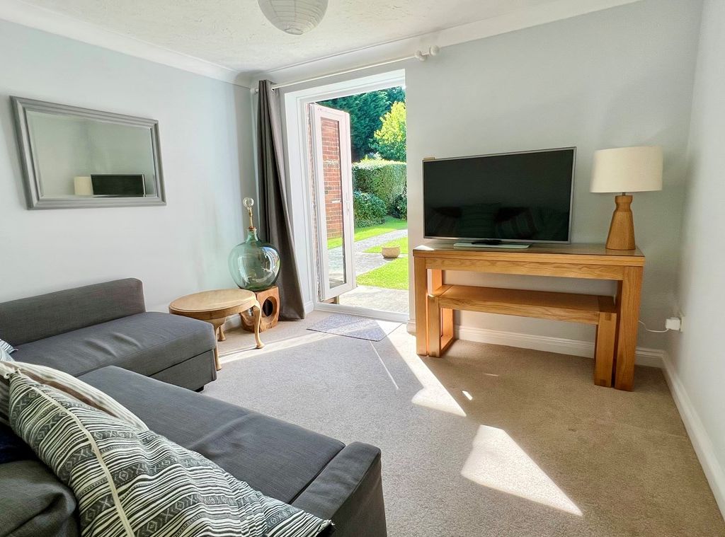 1 bed flat for sale in Waterloo Road, Lymington SO41, £220,000