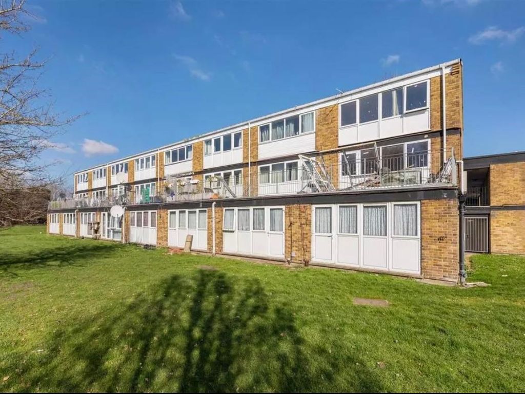 1 bed flat for sale in Spackmans Way, Slough SL1, £179,950