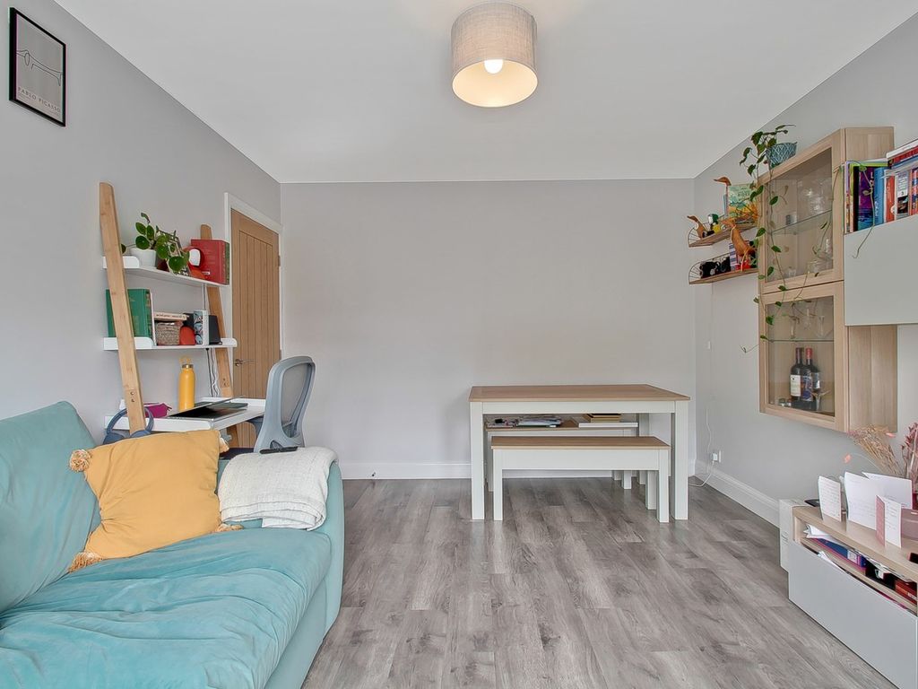 1 bed flat for sale in Dale Grove, London N12, £315,000