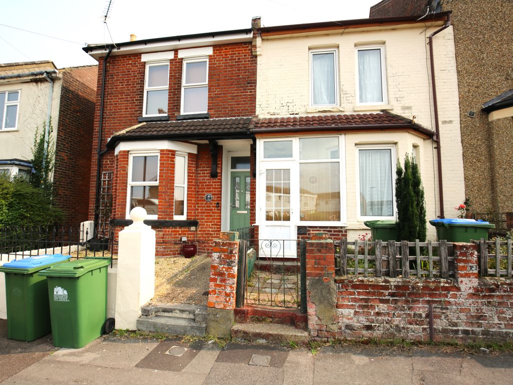 2 bed terraced house for sale in Poole Road, Southampton SO19, £200,000