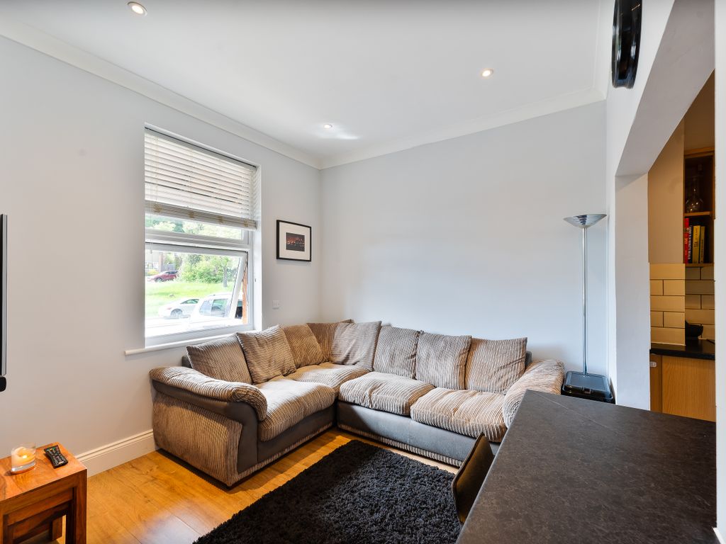 1 bed flat for sale in Mid Street, Redhill RH1, £190,000