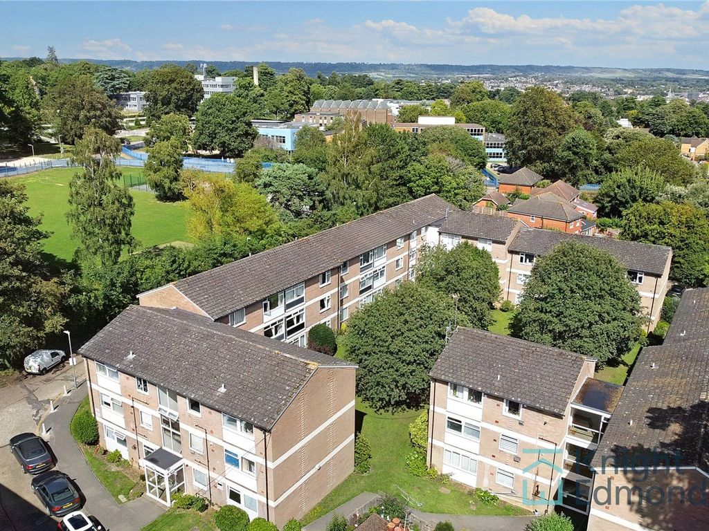 2 bed flat for sale in Tonbridge Road, Pine Lodge ME16, £180,000