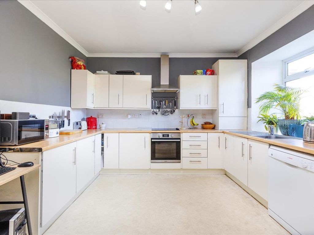 2 bed flat for sale in 70 High Street, Loanhead EH20, £150,000