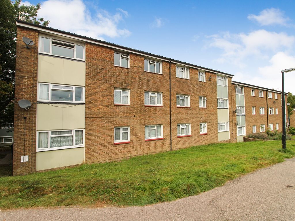 2 bed flat for sale in Lansbury Road, Crawley, West Sussex. RH11, £170,000