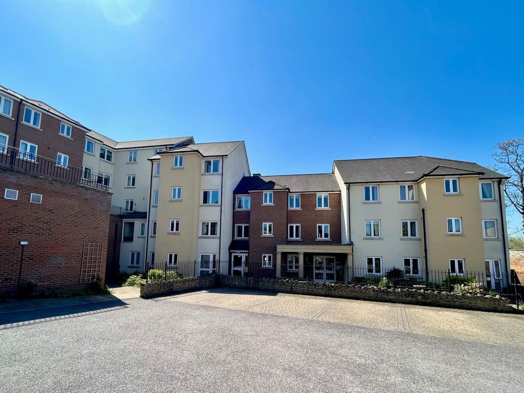 1 bed flat for sale in Castle Lodge, Gladstone Road, Chippenham SN15, £150,000
