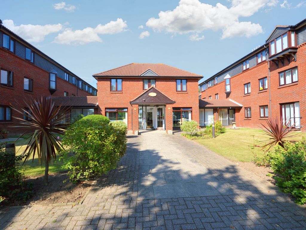 1 bed flat for sale in Imperial Avenue, Westcliff-On-Sea SS0, £130,000