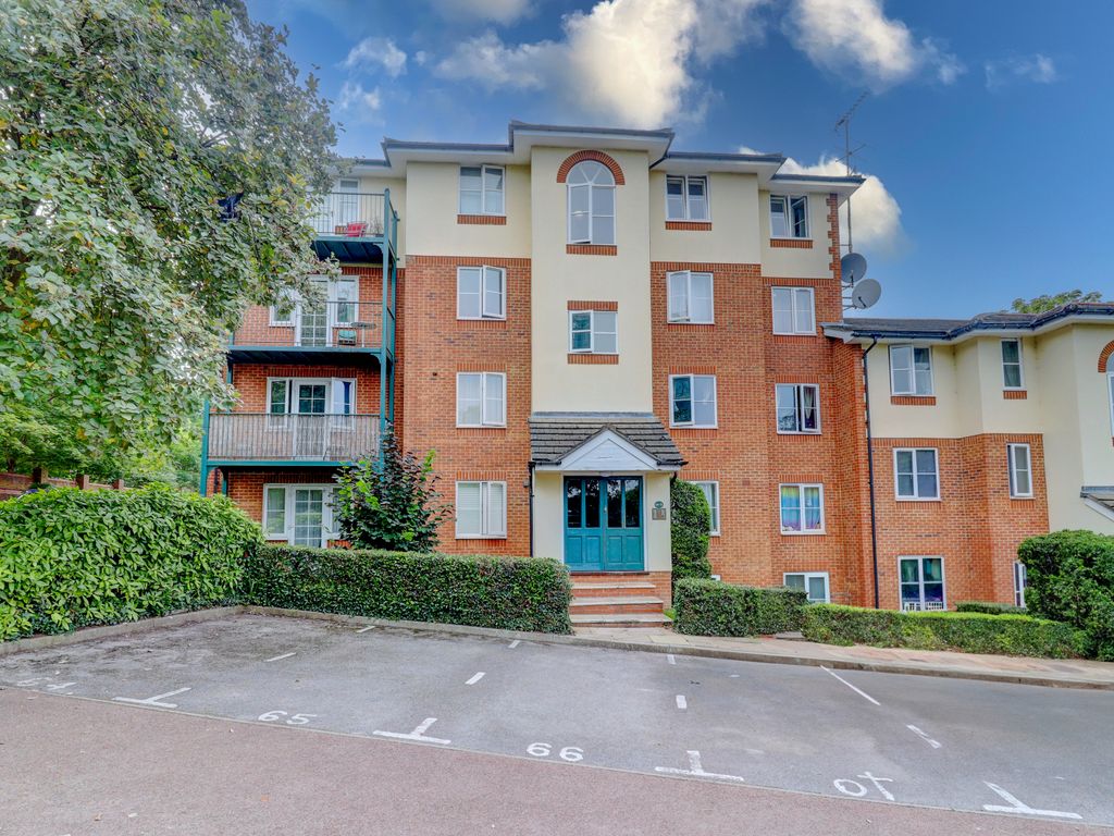 1 bed flat for sale in Alexandra Park, Queen Alexandra Road, High Wycombe, Buckinghamshire HP11, £185,000
