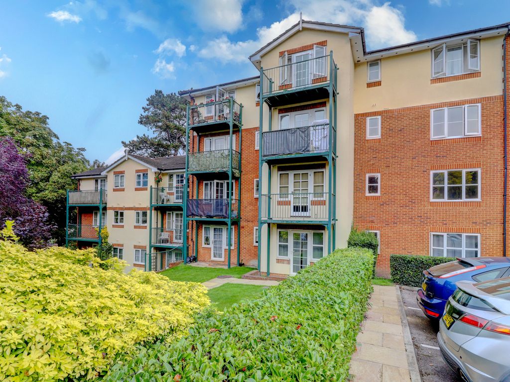 1 bed flat for sale in Alexandra Park, Queen Alexandra Road, High Wycombe, Buckinghamshire HP11, £185,000