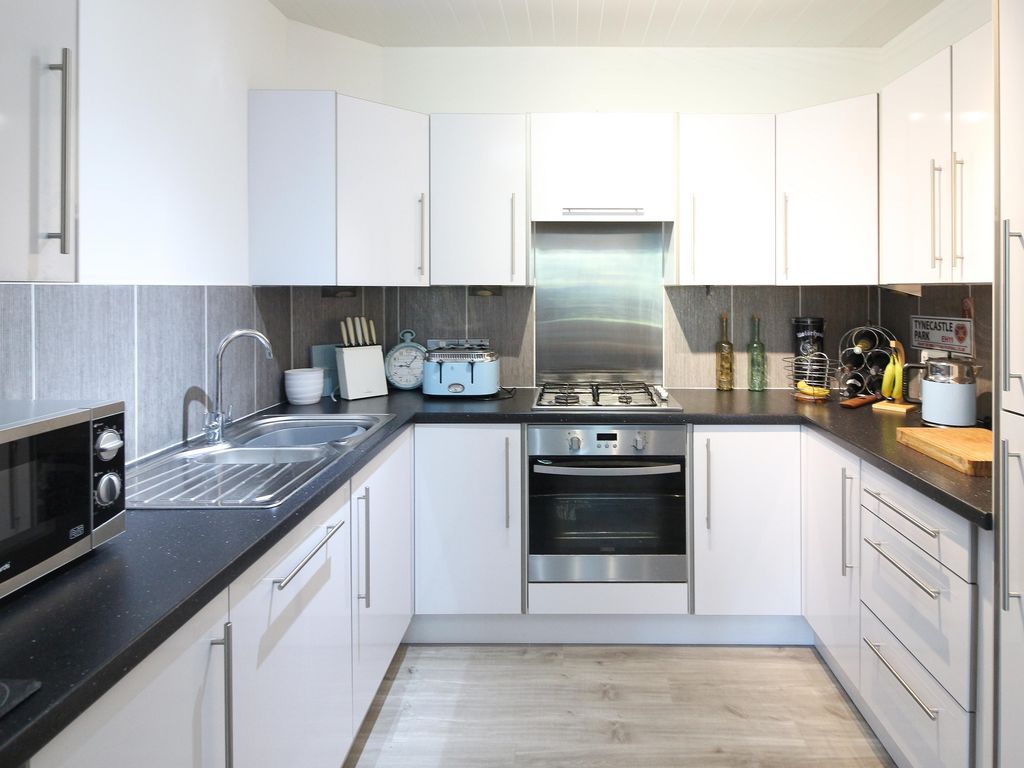 1 bed flat for sale in Citypark Way, Edinburgh EH5, £205,000