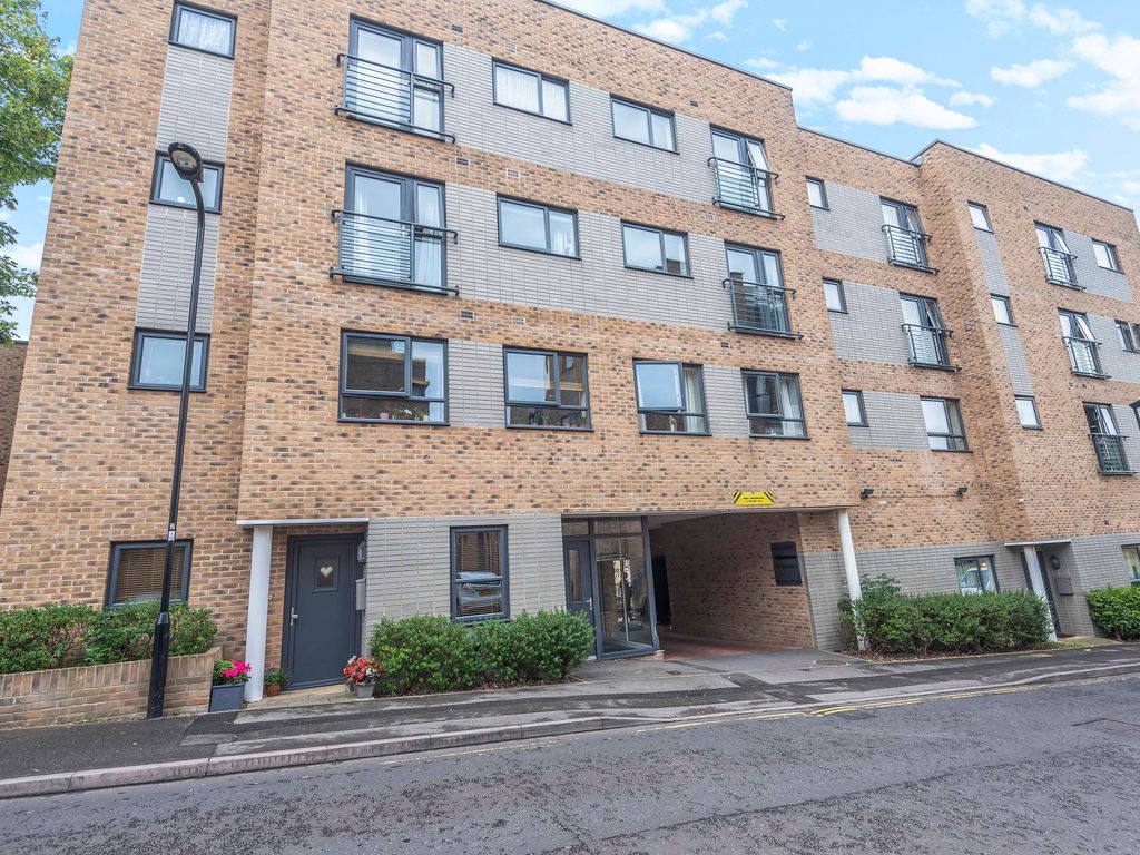 2 bed flat for sale in Marston Road, Southampton SO19, £155,000