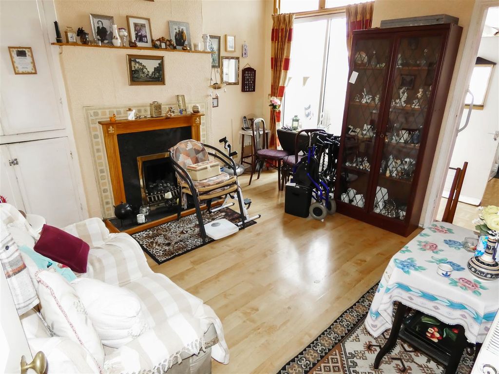 2 bed terraced house for sale in Queen Street, Littlehampton BN17, £250,000