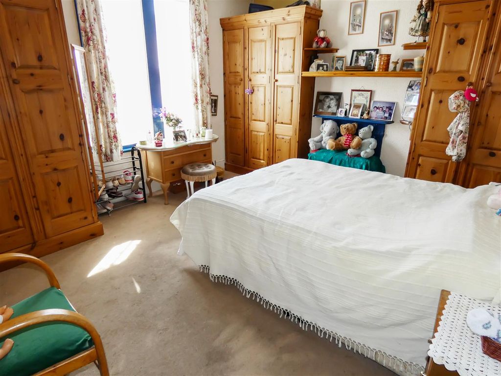 2 bed terraced house for sale in Queen Street, Littlehampton BN17, £250,000
