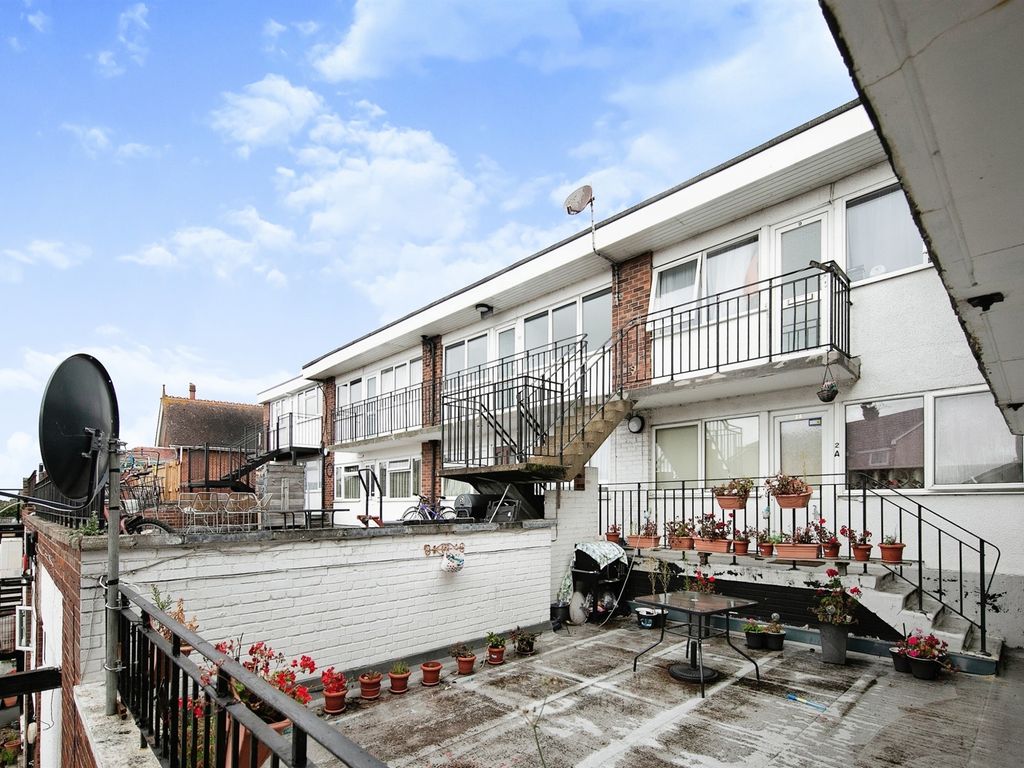 2 bed flat for sale in High Street, Dovercourt, Harwich CO12, £80,000