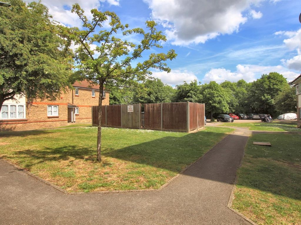 1 bed flat for sale in Stirling Grove, Hounslow TW3, £245,000