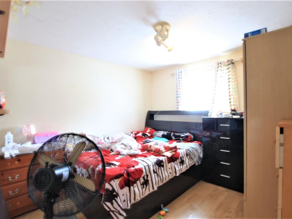 1 bed flat for sale in Stirling Grove, Hounslow TW3, £245,000