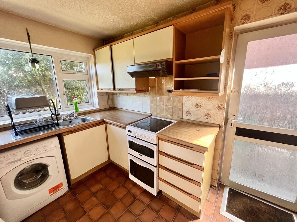 2 bed detached bungalow for sale in Bryn Morgrug, Alltwen, Pontardawe, Swansea. SA8, £125,000