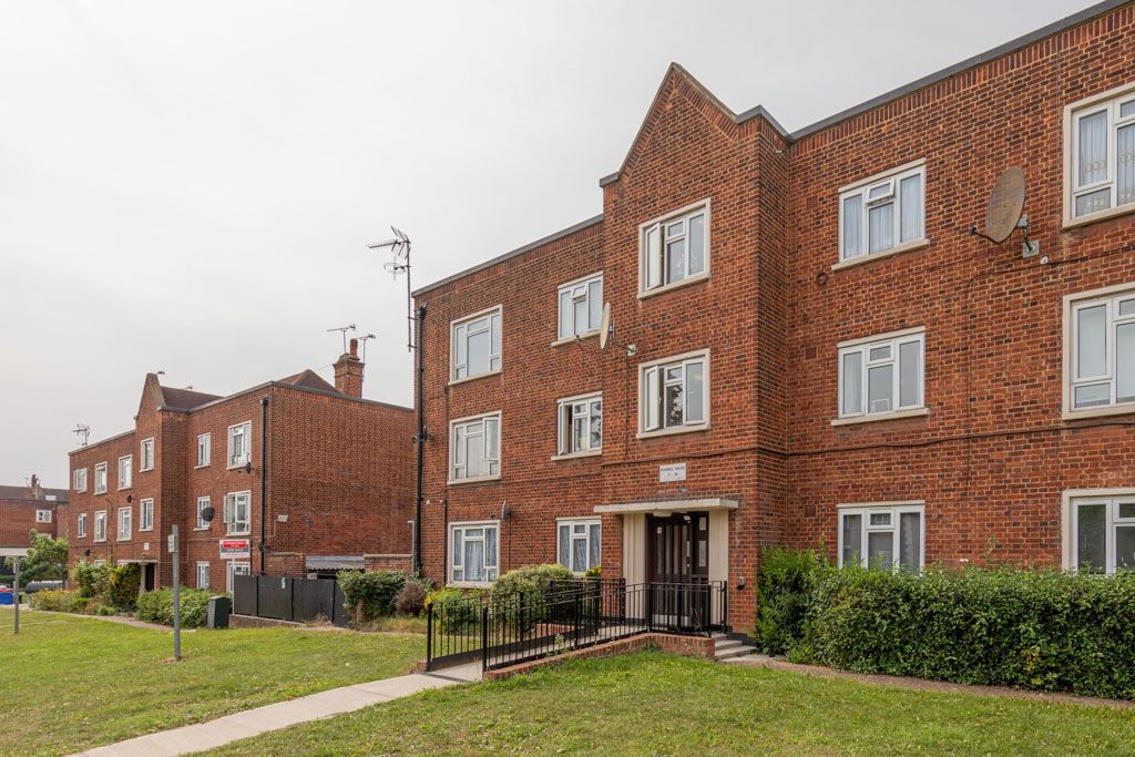 2 bed flat for sale in Valley Hill, Loughton, Essex IG10, £280,000