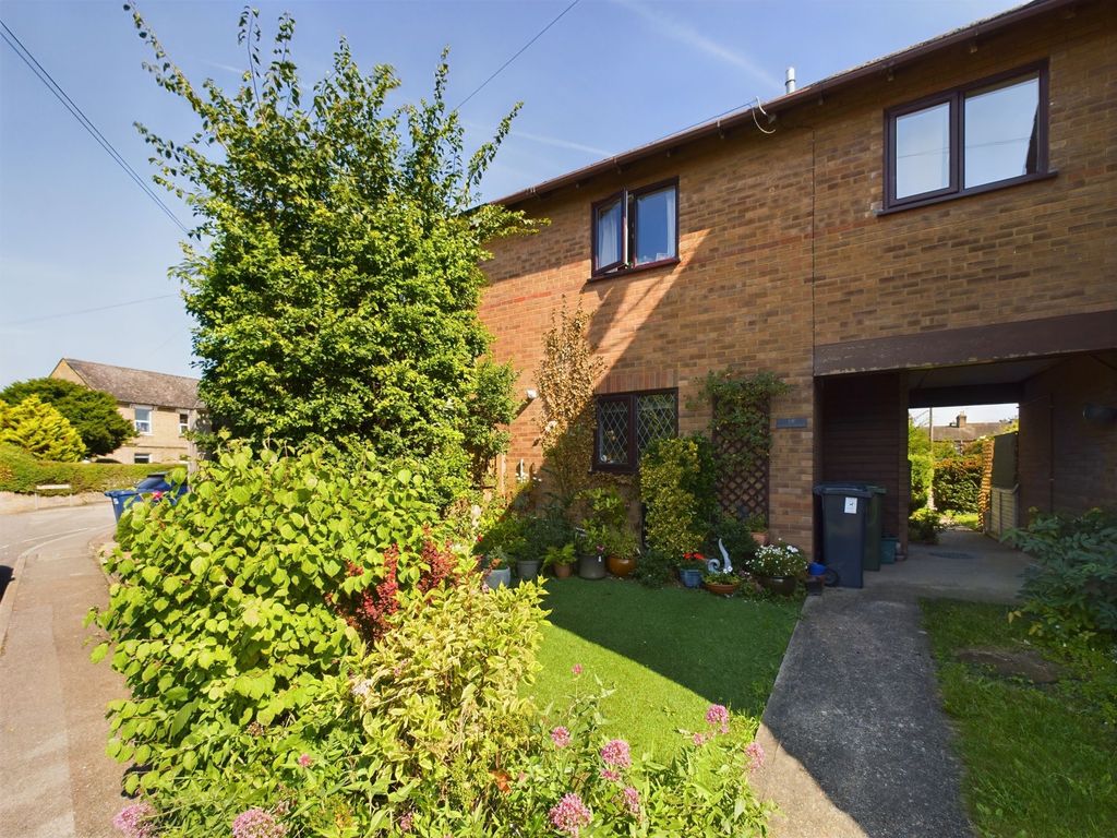 2 bed terraced house for sale in Grosvenor Gardens, St Neots, Cambridgeshire. PE19, £230,000