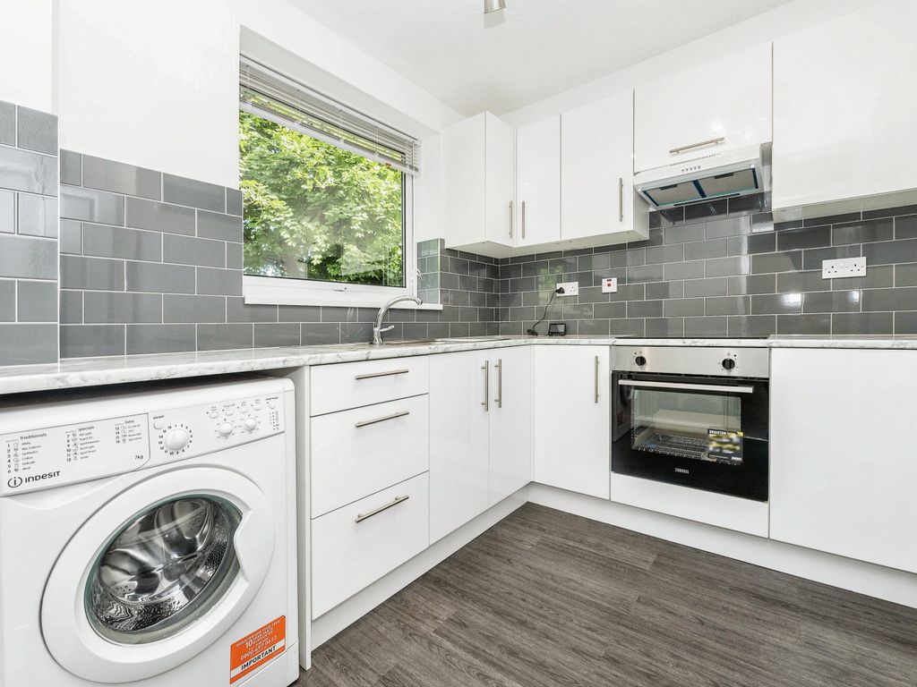 2 bed flat for sale in The Mall, Dunstable, Bedfordshire LU5, £180,000