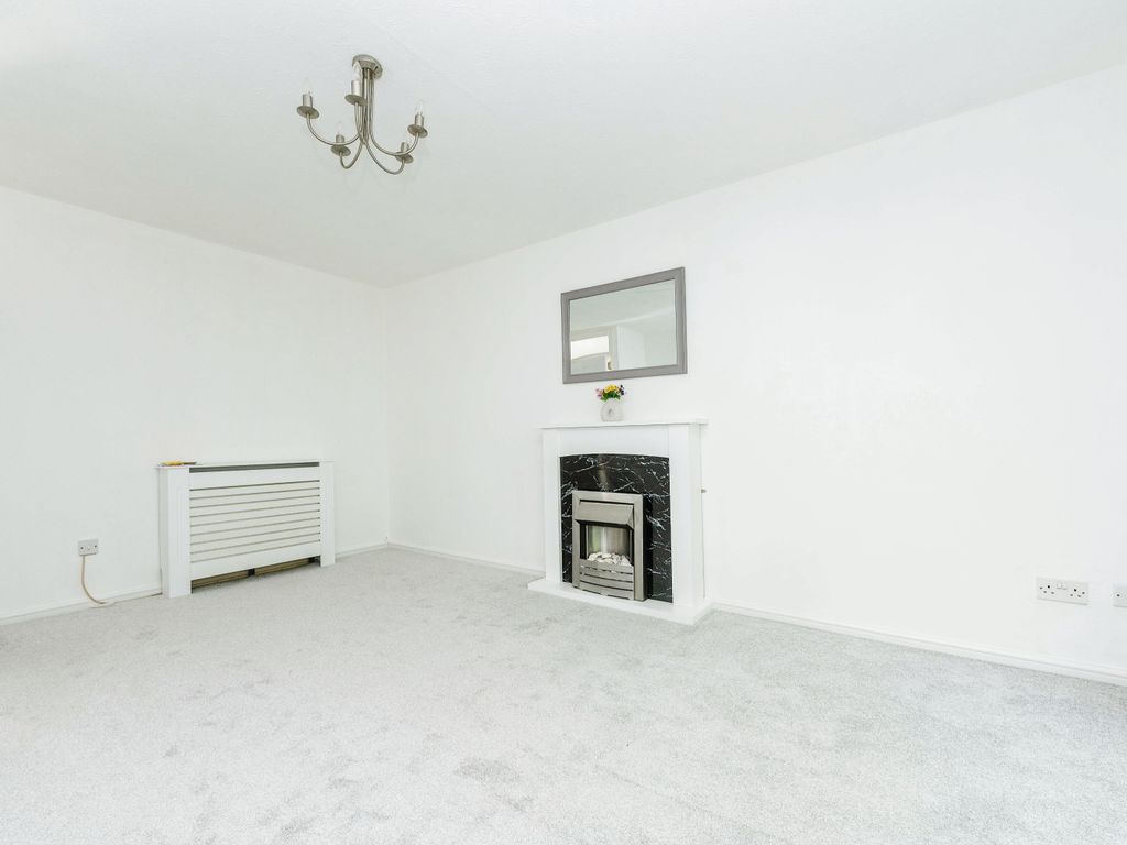 2 bed flat for sale in The Mall, Dunstable, Bedfordshire LU5, £180,000