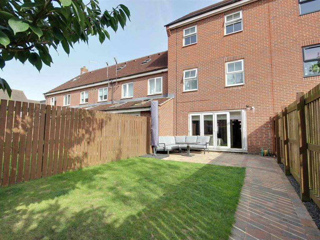 3 bed town house for sale in Pickering Grange, Brough HU15, £232,500