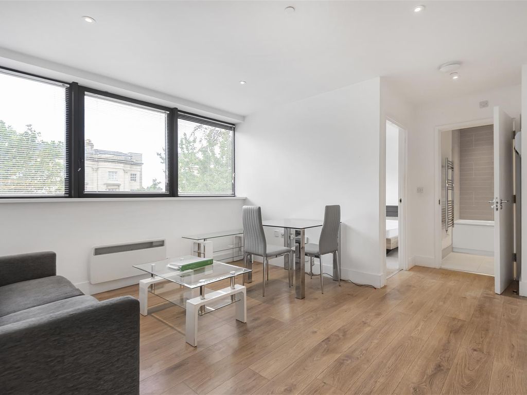 1 bed flat for sale in Hanover House, Kings Road, Reading RG1, £185,000