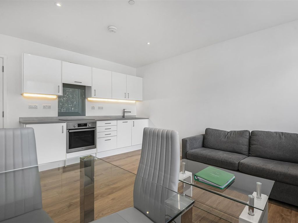 1 bed flat for sale in Hanover House, Kings Road, Reading RG1, £185,000