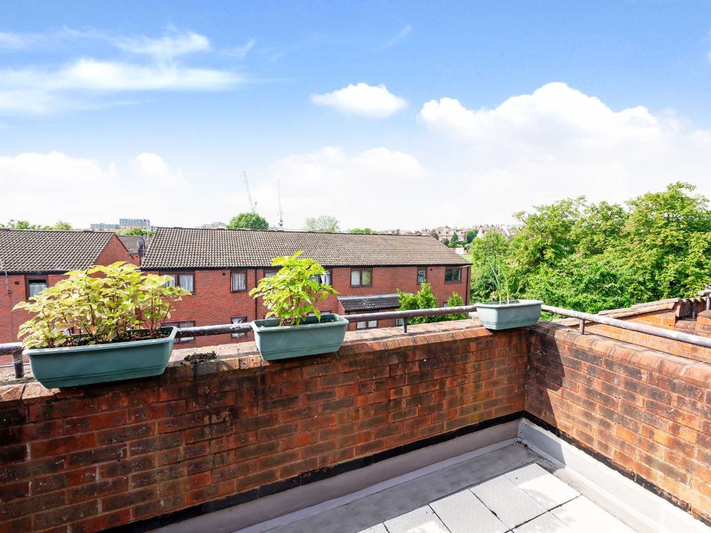 1 bed flat for sale in Spode Walk, London NW6, £350,000